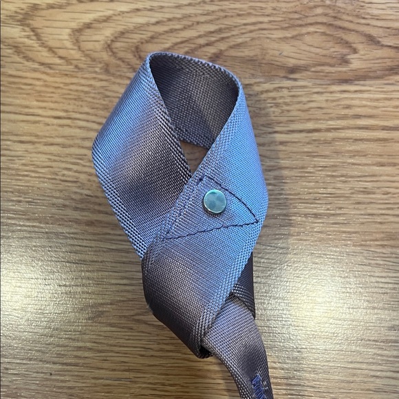 Alo Yoga Strap in Mauve - Picture 3 of 4